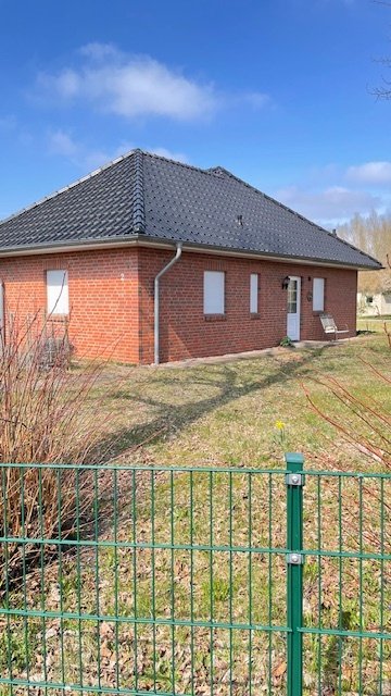Knuffiger Bungalow Nähe Schwerin mit Pferdewiese